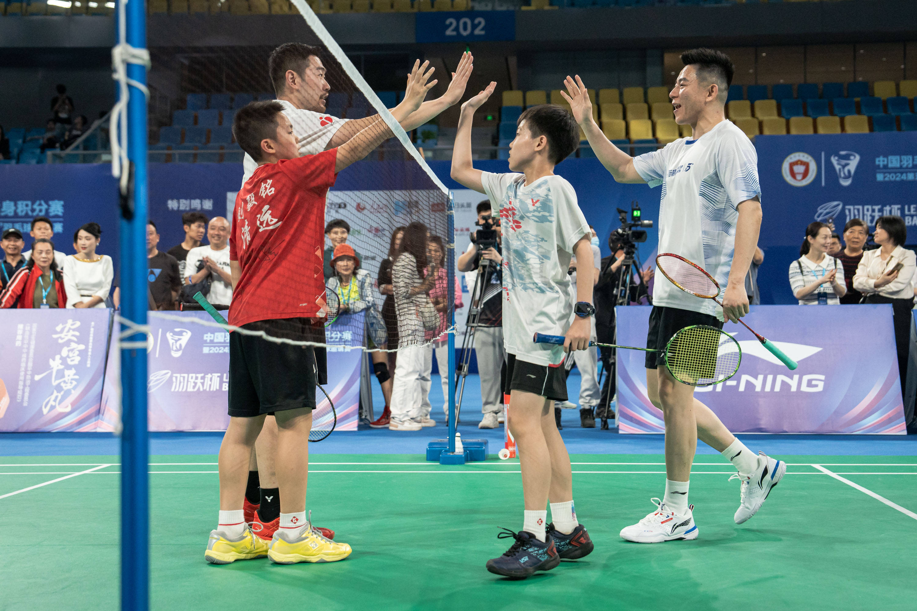 英格兰羽毛球队逆转印尼羽毛球队，谌龙送出助攻