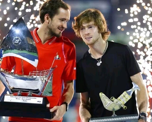 西班牙网球队力克日本网球队,梅德韦杰夫制霸全场的简单介绍 西班牙网球队力克日本网球队,梅德韦杰夫制霸全场的简单介绍