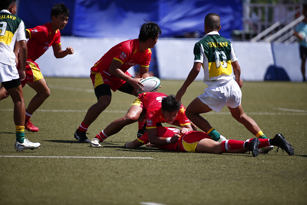 橄榄球传奇谢幕，球迷泪洒赛场