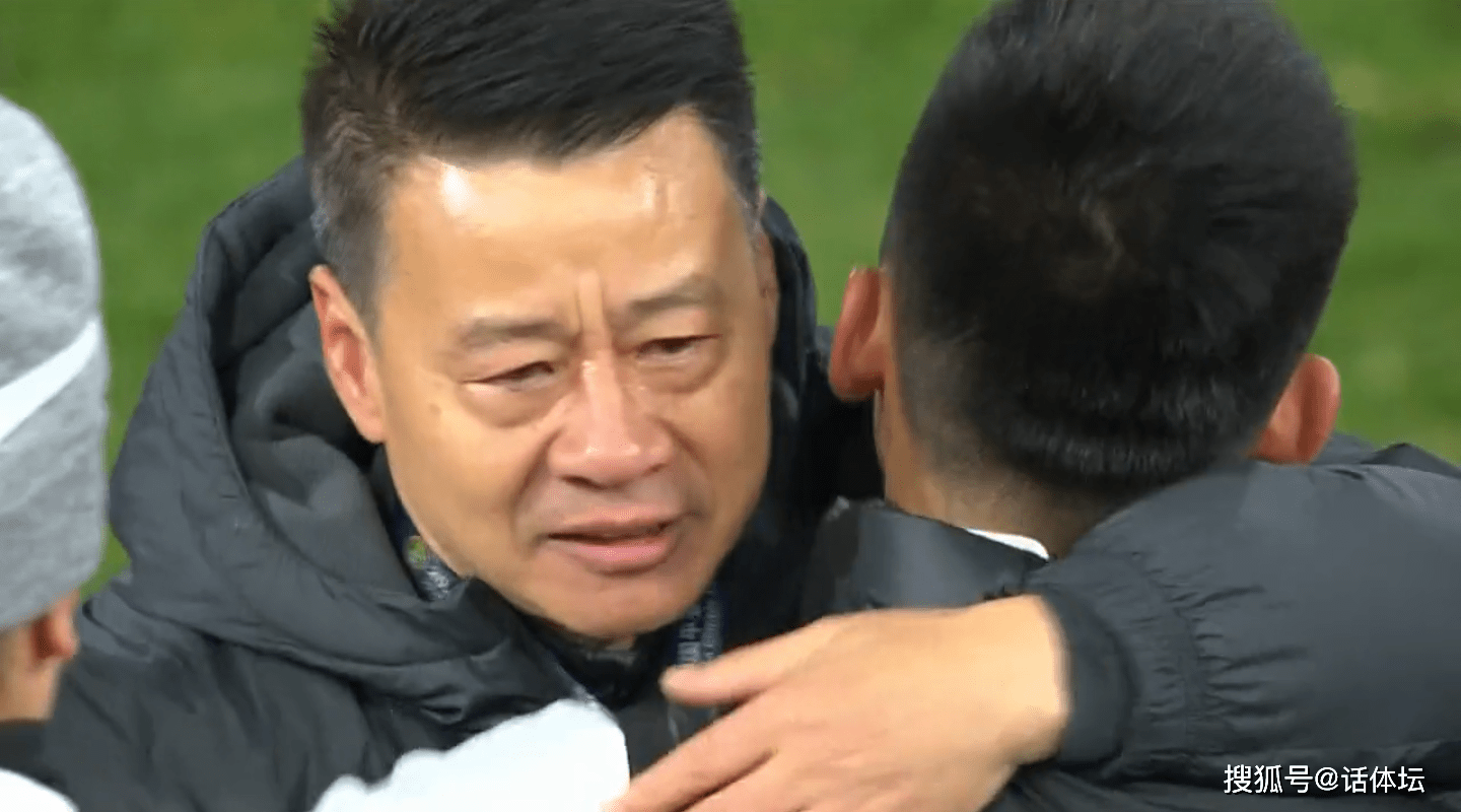 橄榄球传奇谢幕，球迷泪洒赛场