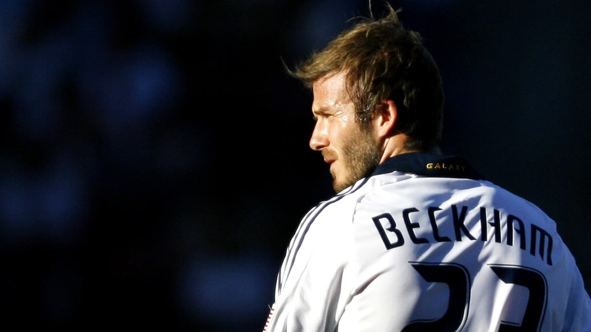 双线爆冷与孤星接管，足球世界的平行叙事