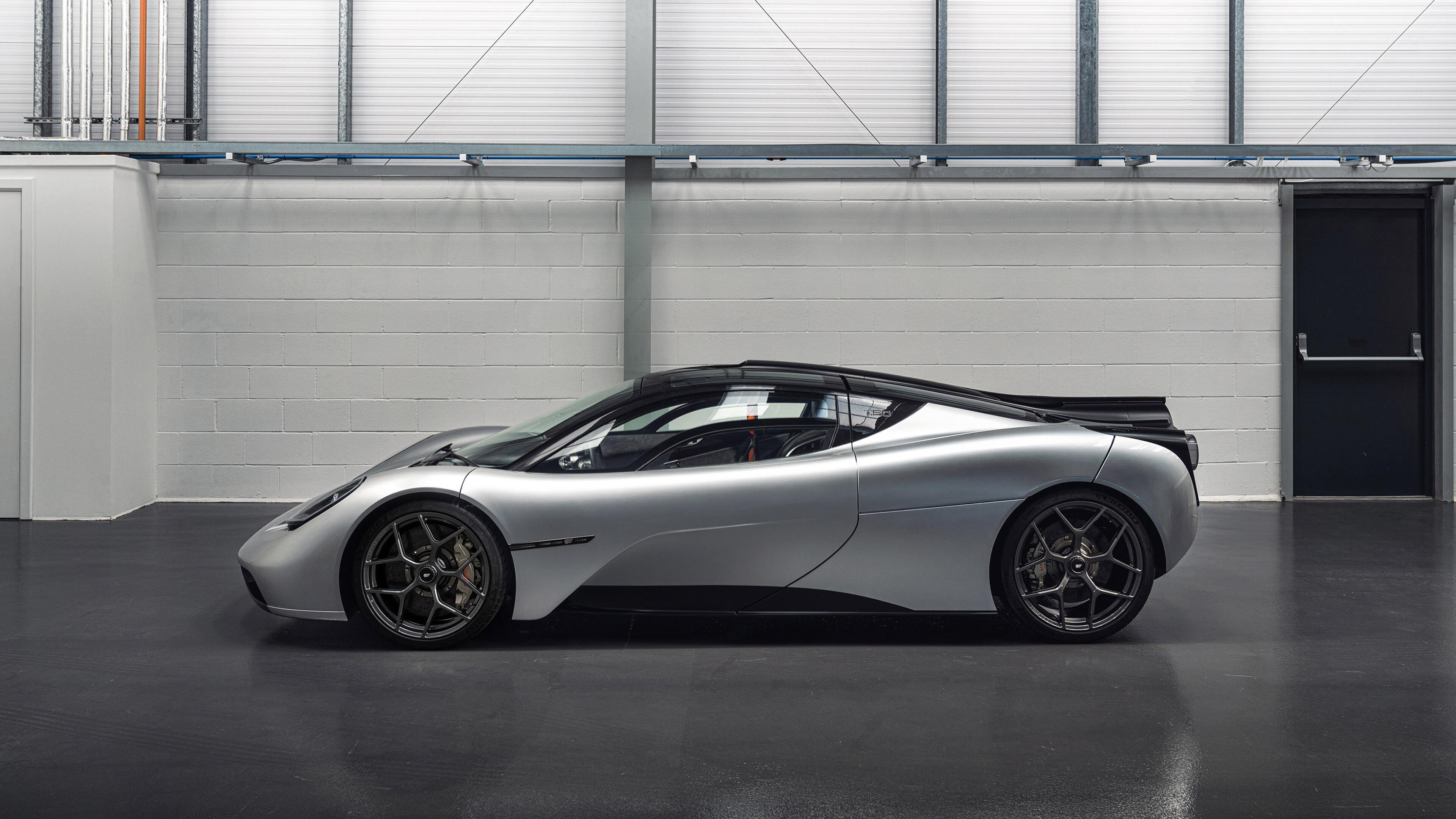 多重时空的球门与赛道，当丹麦轻取拜仁，富安健洋在F1揭幕战接管比赛